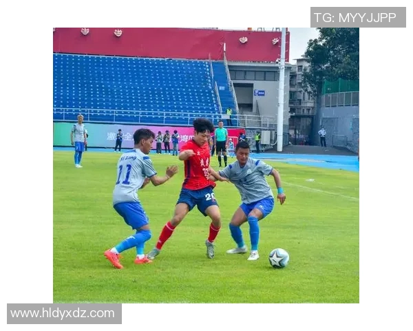 足球明星办公室游戏带你体验绿茵场外的精彩与乐趣，尽享足球魅力与职场挑战